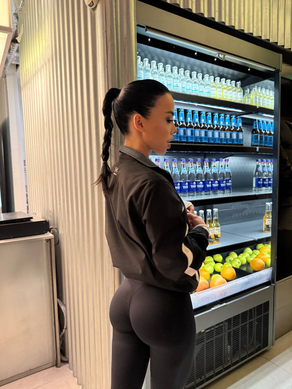 🍑 Топовая ру блогерша Луна Ком хвастается своей попкой